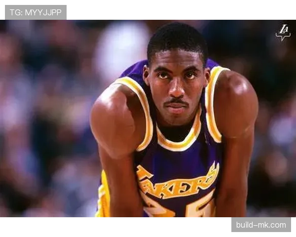 埃迪·琼斯无球跑动提升进攻节奏明显拉开防守空间